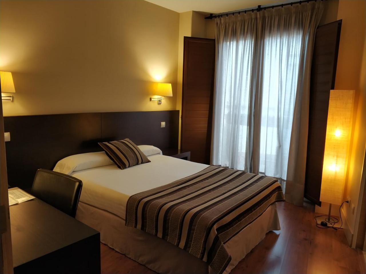 Hotel Puerta Del Arco Tudela de Duero ภายนอก รูปภาพ